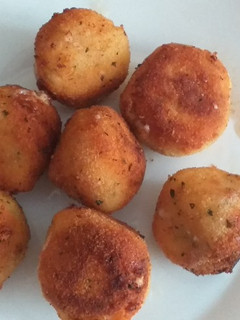 Una foto de Croquetas de bacon y queso
