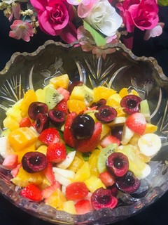 Una foto de Macedonia de Frutas con Zumo de Naranjas 🍓🍒🍓🍌🍊🍍🍋🥝🌺