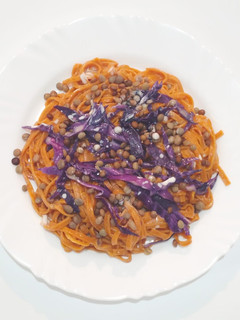 Una foto de Ensalada de Fideos, Repollo y Lentejas