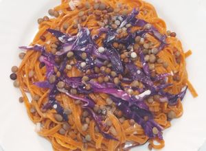 Una foto de Ensalada de Fideos, Repollo y Lentejas