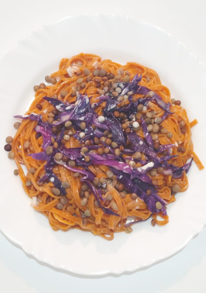 Una foto de Ensalada de Fideos, Repollo y Lentejas