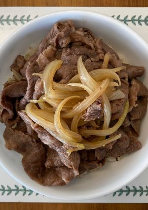 A picture of Japanese Style Beef Bowl (Gyudon) 牛肉飯.