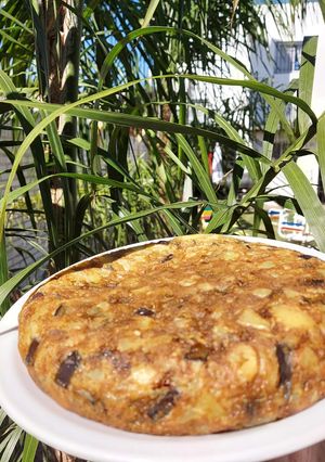 Una foto de Tortilla de berenjenas y papas