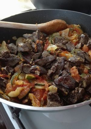 Fokhagymás pirított sertésmáj, sült zöldség ágyon recept fotója