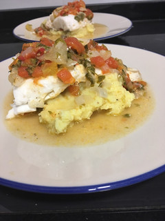 Una foto de Merluza a papillote con pico de gallo sobre puré de boniato