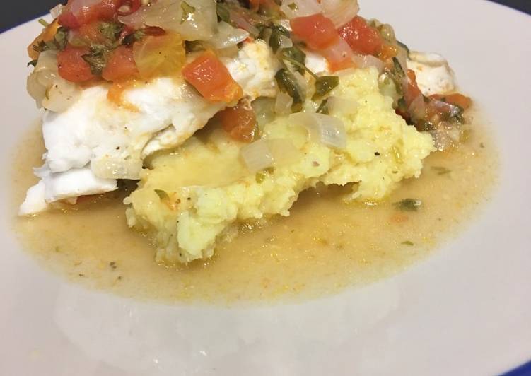 Merluza a papillote con pico de gallo sobre puré de boniato
