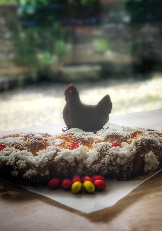 Una foto de Mona trenzada de Pascua