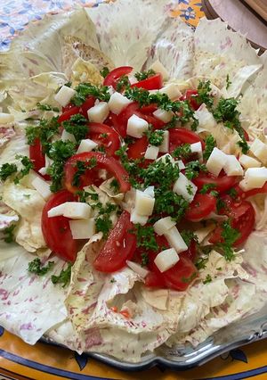 Une photo de Salade castelfranco aux tomates, pecorino truffé et persil