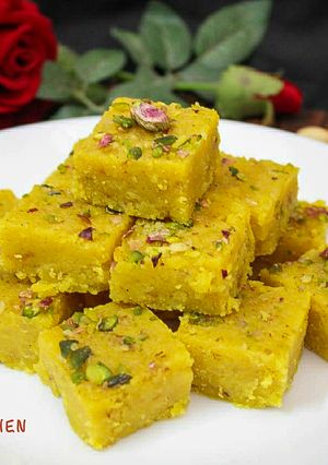 मूग डाळ बर्फी (moong dal barfi recipe in marathi) रेसिपी चे मुख्य फोटो