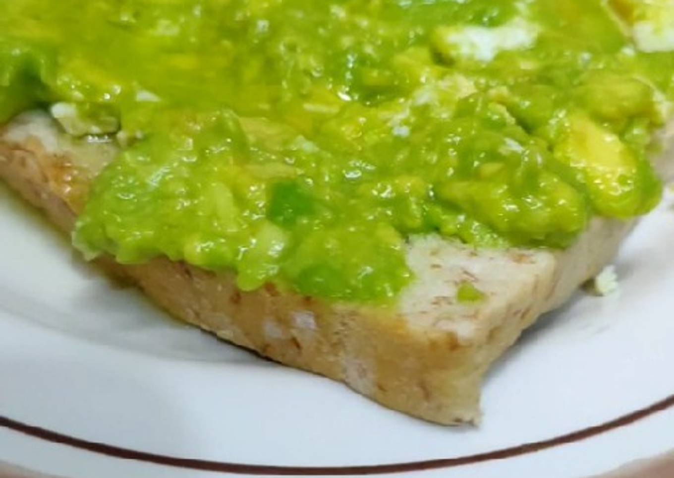 Avocado Toast with Egg(Roti Panggang Alpukat dengan telur)
