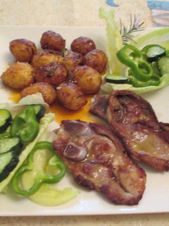 Una foto de Filete de cordero con mini patatas nuevas y ensalada- fácil
