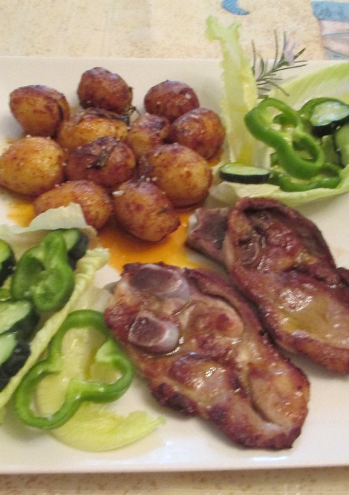 Una foto de Filete de cordero con mini patatas nuevas y ensalada- fácil