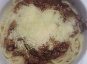 Una foto de spaghetti con carne de cerdo