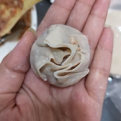 A picture of How to fold a Siomai.