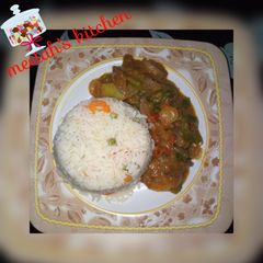 A picture of White vegetable rice with liver sauce.