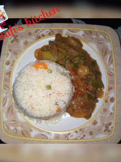 A picture of White vegetable rice with liver sauce.