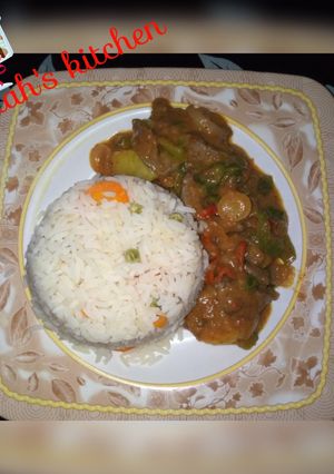 A picture of White vegetable rice with liver sauce.