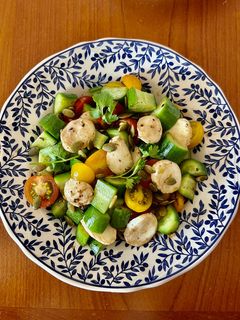 Hình của món Salad Dưa Leo Cà Chua Bi và Phô Mai Tươi Mozzarella.
