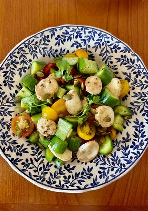 Hình của món Salad Dưa Leo Cà Chua Bi và Phô Mai Tươi Mozzarella.