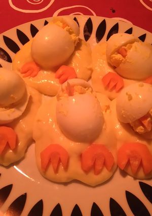 Une photo de Oeufs de pâques sur leur lit de purée