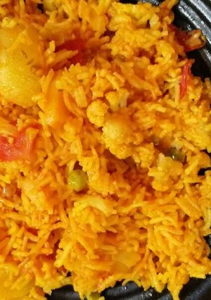 A picture of Veg pulav in cooker.