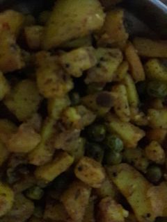 आलू मटर (Aloo matar recipe in hindi) रेसिपी मुख्य फोटो