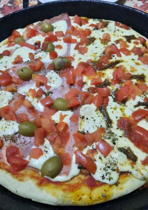 Una foto de Pizza con tomate fresco (2 mitades)