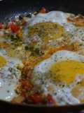 Huevos Turcos con Sofrito de Morrón y Albahaca