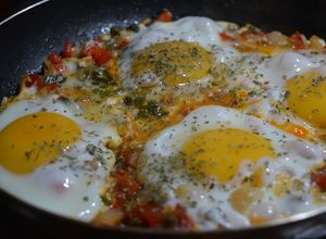 Una foto de Huevos Turcos con Sofrito de Morrón y Albahaca