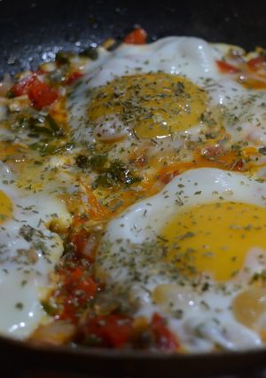 Una foto de Huevos Turcos con Sofrito de Morrón y Albahaca