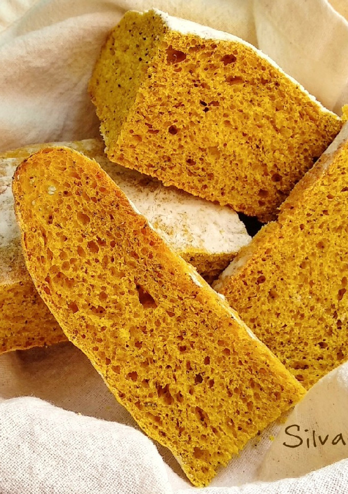 Una foto de 129.🍞Pan de cúrcuma, semillas de amapola y cerveza🥀🍺