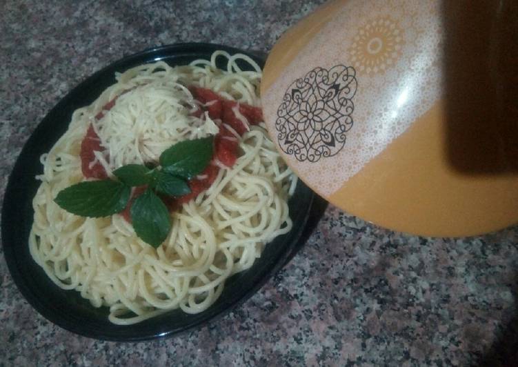 Spaghetti à la sauce tomate 😋 - Faye Douffet