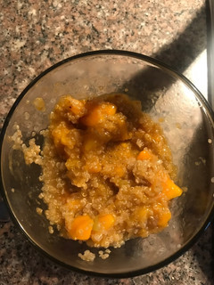 Una foto de Quinoa con salsa de mango