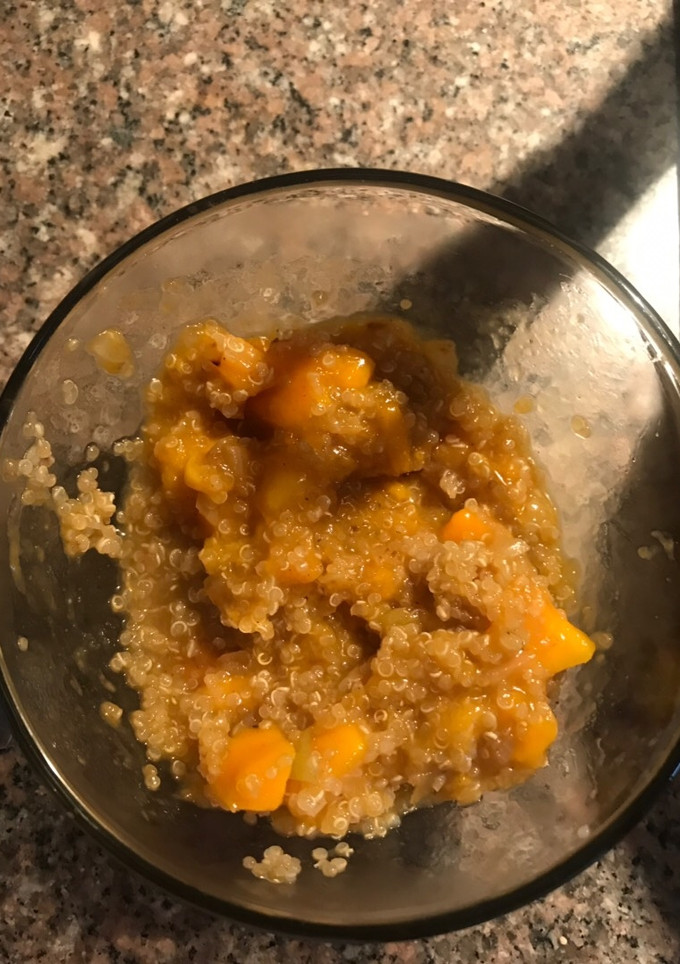 Una foto de Quinoa con salsa de mango