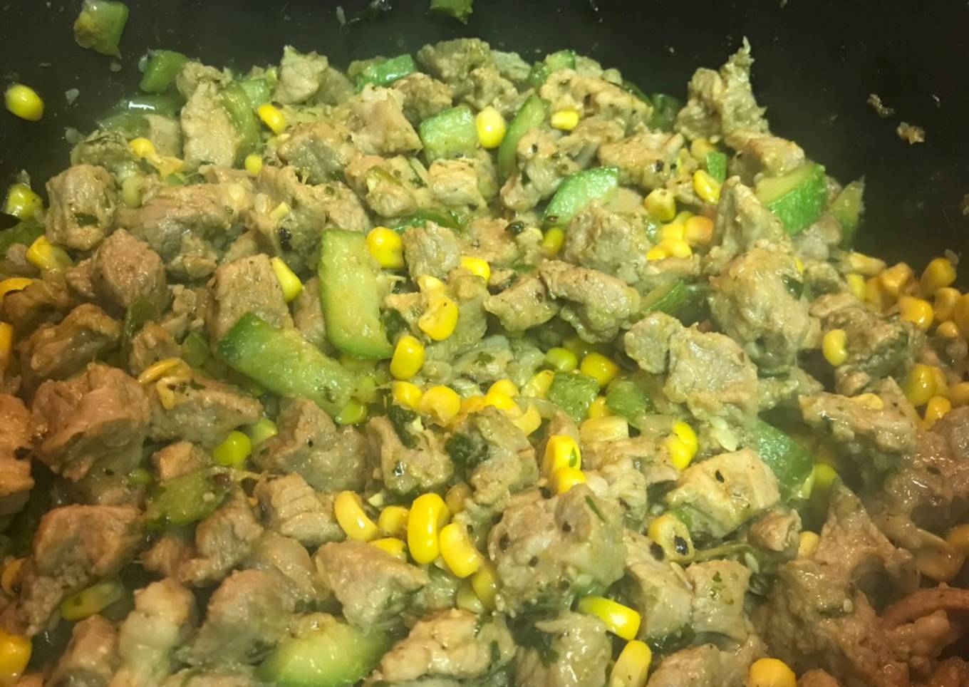 Carne de puerco con calabaza y elote