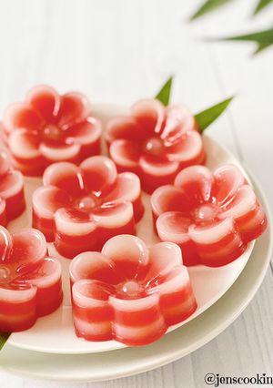 A picture of Kue Lapis Bunga (Flower Layer Cake).