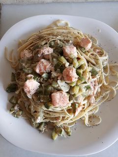 Una foto de Tallarines salteados con calabacín y salmón
