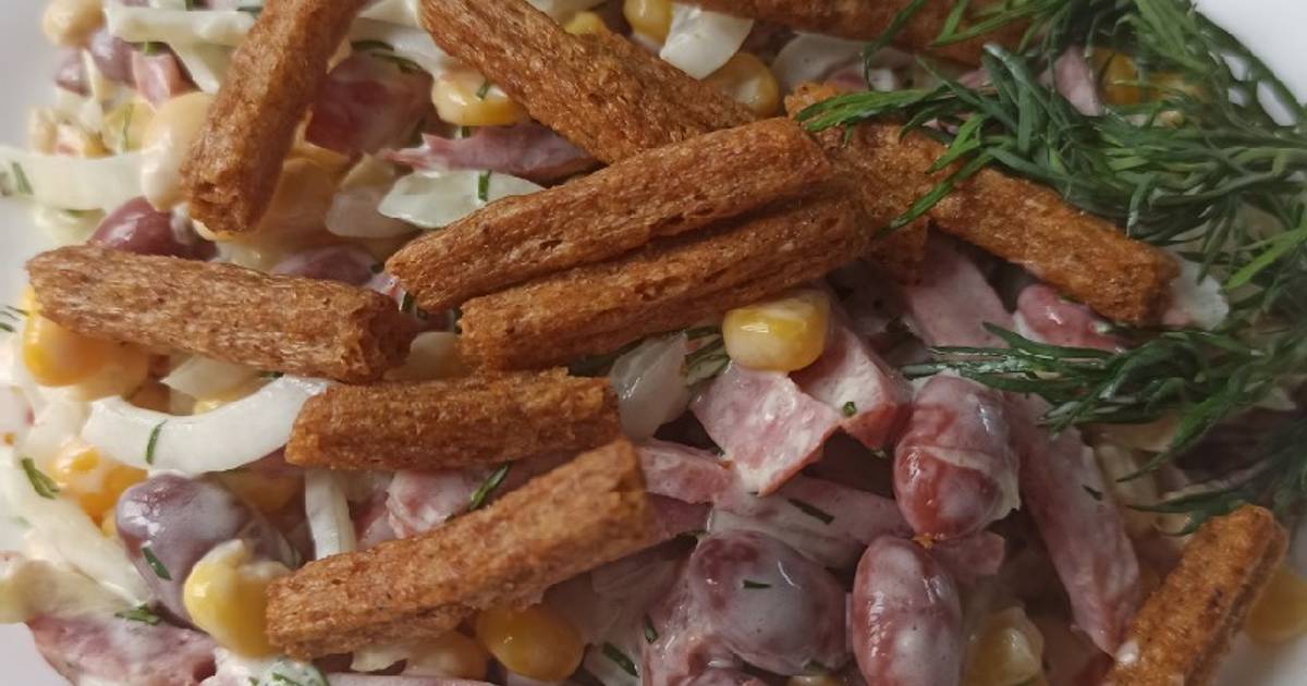 Салат из фасоли и сухариков и колбасы рецепт с фото