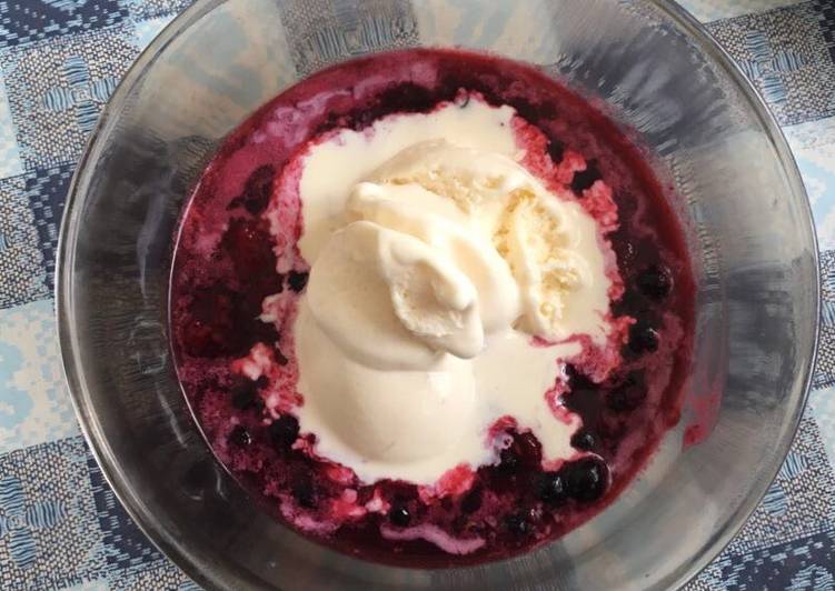 Gelato con frutti di bosco caldi