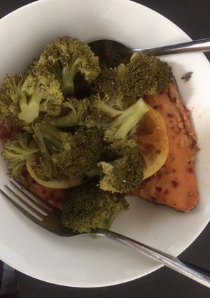 A picture of Steamed salmon with Broccoli and Lemon.