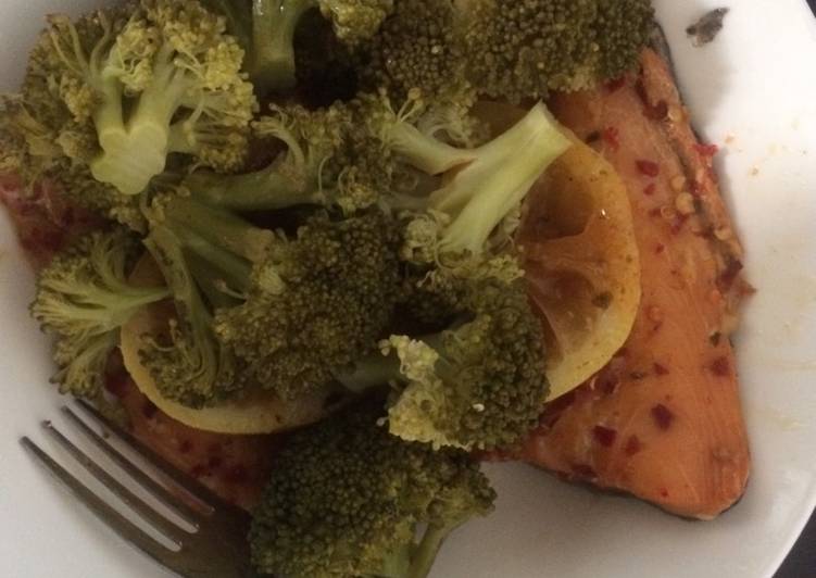Simple Way to Prepare Speedy Steamed salmon with Broccoli and Lemon