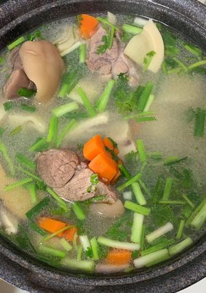 Hình của món Canh Giò Heo Hầm Măng Tươi.