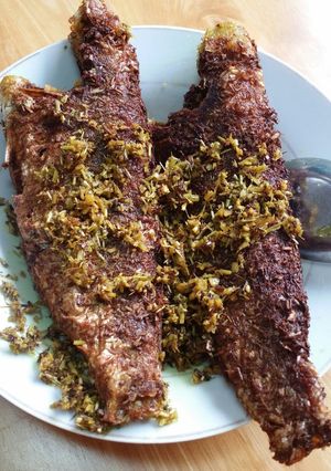Hình của món Cá chiên sả nghệ.