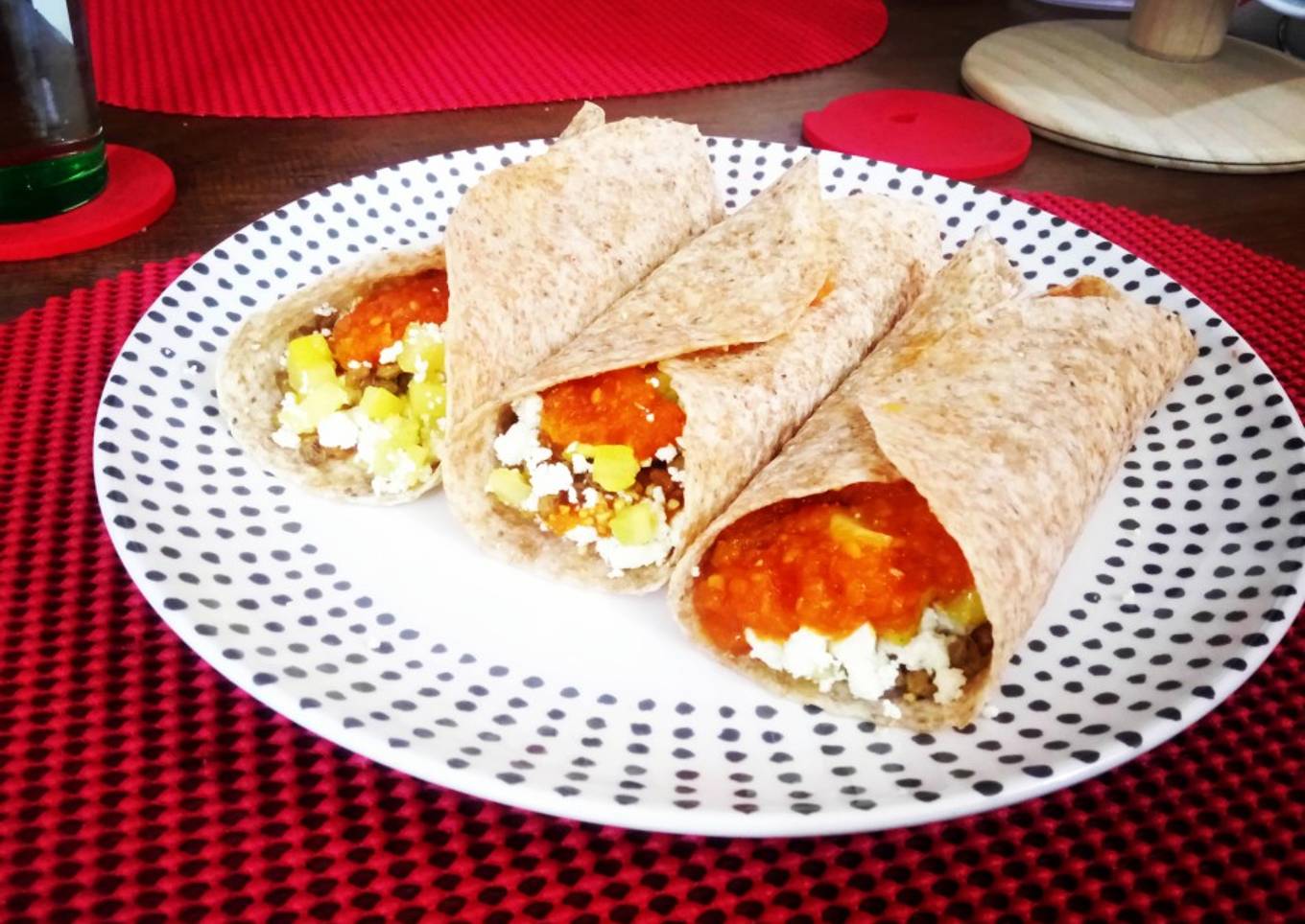Burritos vegetarianos, con salsa de tomate casera