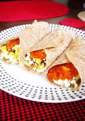 Una foto de Burritos vegetarianos, con salsa de tomate casera