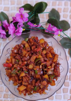 A picture of Spicy potato capsicum curry chatpati aloo shimla mirch sabzi.