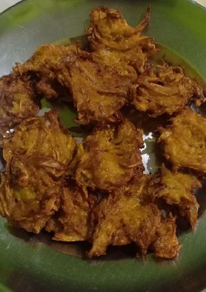 लौकी प्याज़ के पकोड़े (Lauki Pyaz ke pakode recipe in Hindi) रेसिपी मुख्य फोटो