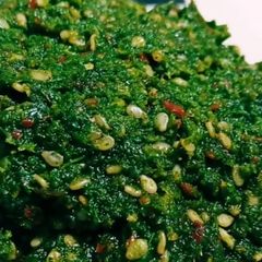 A picture of Fresh Coriander & Garlic Chutney with Fry Sesame Seeds.