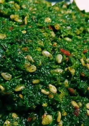 A picture of Fresh Coriander & Garlic Chutney with Fry Sesame Seeds.