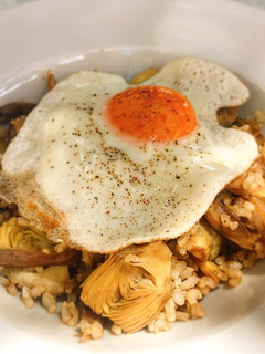 Una foto de Arroz integral con alcachofas y huevo a la plancha